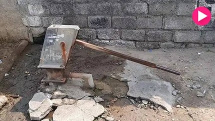 భూమిలోకి కుంగిన బోరింగ్‌ పంపు