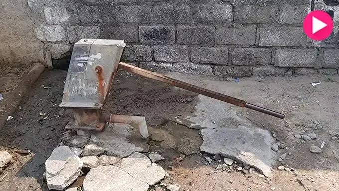 భూమిలోకి కుంగిన బోరింగ్‌ పంపు